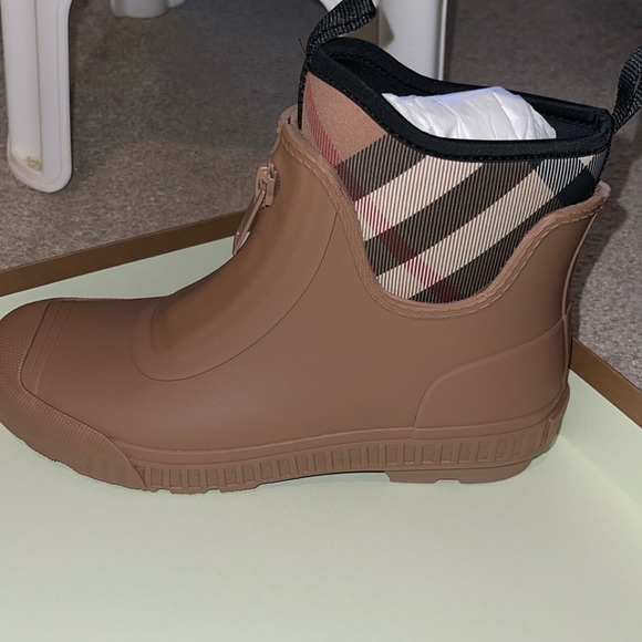 Burberry Shoes - Burberry tan rain boots